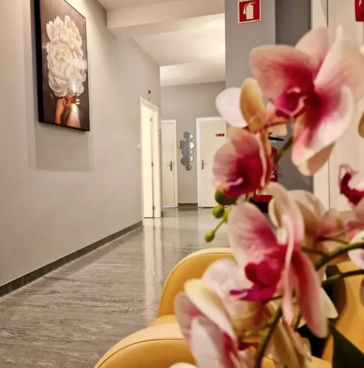 Corredor da clínica com orquídeas em primeiro plano