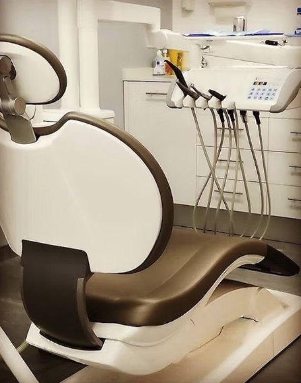Cadeira de medicina dentária num gabinete da clínica