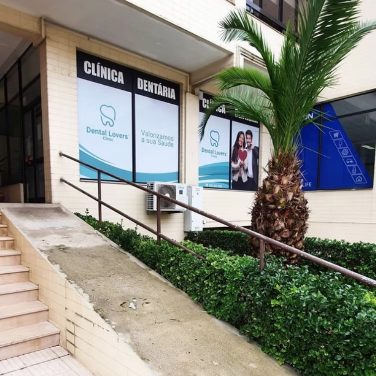 Entrada e fachada da Dental Lovers Clinic em Vila do Conde